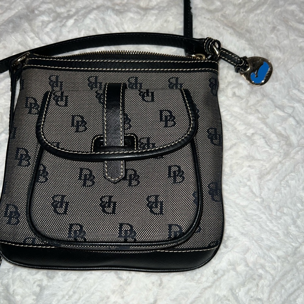 Dooney and Burke Stylish Black Crossbody Bag - Picture 2 of 4